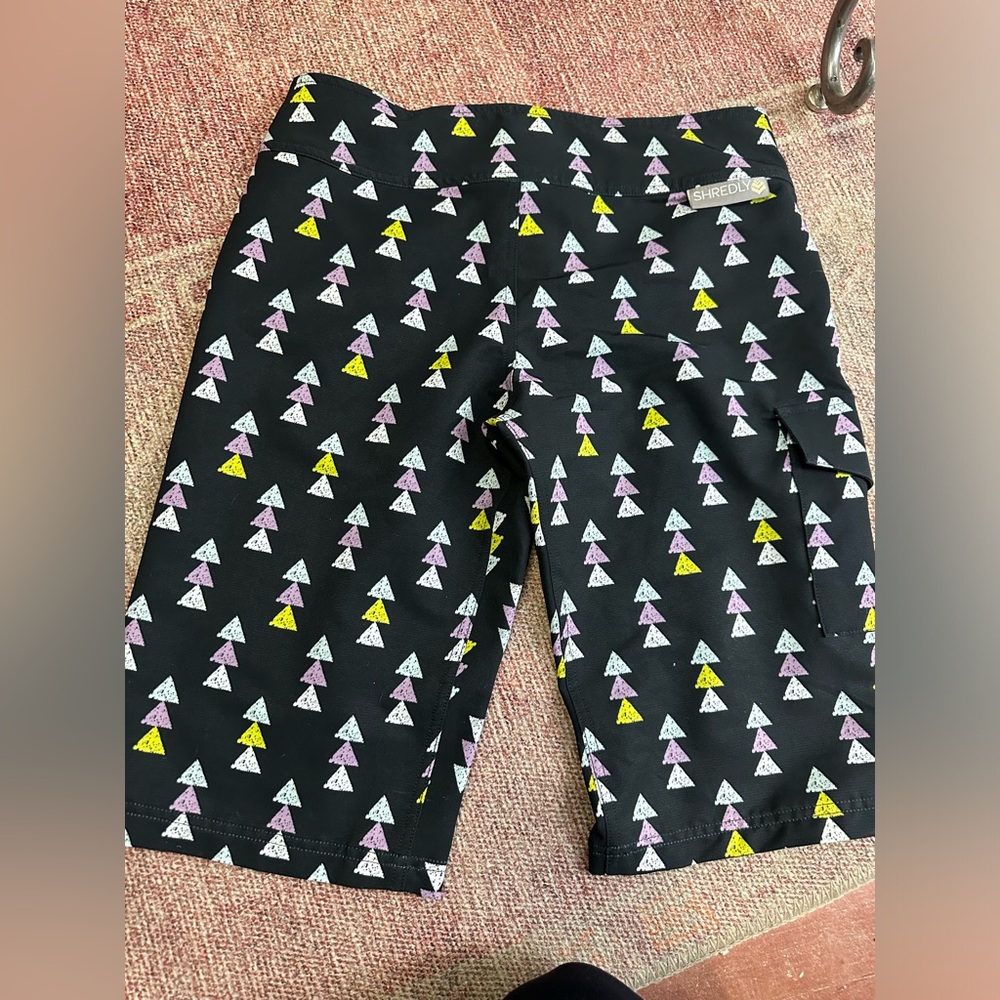 Shredly Women’s Black Triangle-Print Bike Shorts